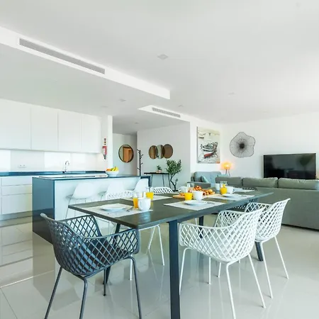 The Heart Of Deluxe By Ideal Homes Apartman *